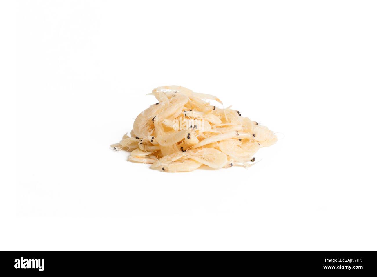 Gamberi secchi mucchio isolati su sfondo bianco. ingrediente alimentare. Foto Stock