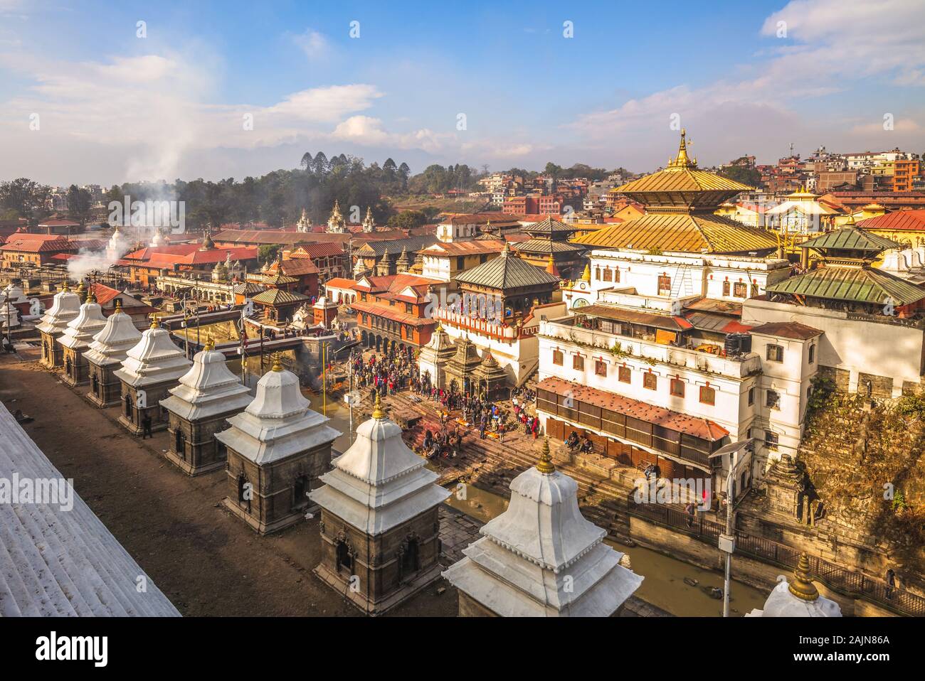 Tempio di Pashupatinath dal fiume Bagmati, Kathmandu, Nepal Foto Stock