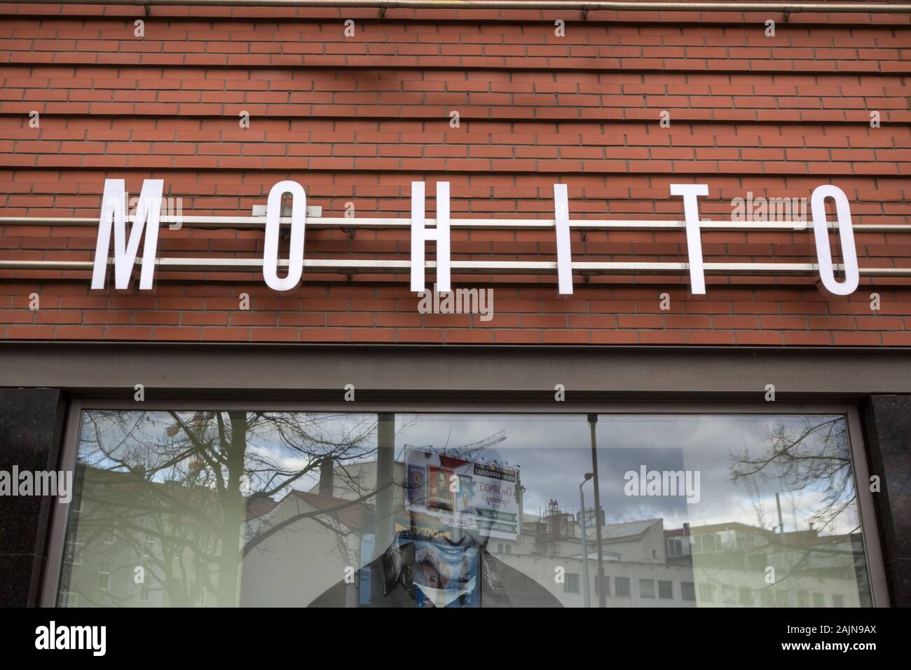 BRNO, Repubblica Ceca - 5 Novembre 2019: Mohito logo nella parte anteriore del loro negozio per Brno. Mohito è una catena di polacco di negozi e di un rivenditore di moda e manufactu Foto Stock