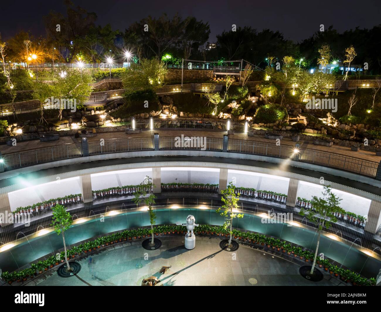 Taipei, NOV 28: vista notturna della Daan Forest Park e la stazione della metropolitana il Nov 28, 2013 a Taipei, Taiwan Foto Stock