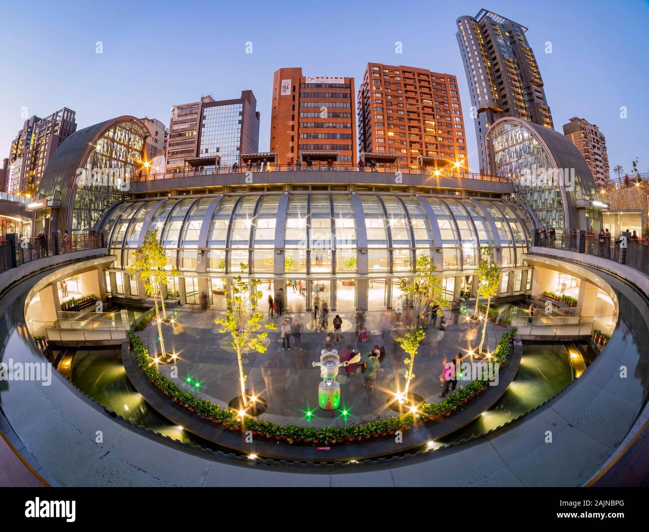 Taipei, DEC 1: vista notturna della Daan Forest Park e la stazione della metropolitana sulla dicembre 1, 2013 a Taipei, Taiwan Foto Stock