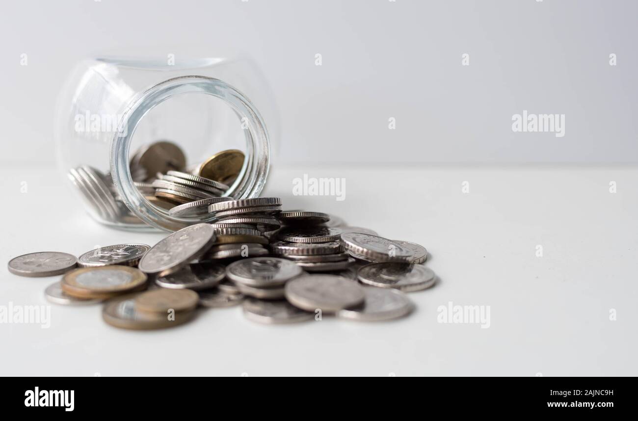 Risparmio di denaro per i futuri investimenti. Monete in un vasetto di vetro. Monete in una bottiglia Foto Stock