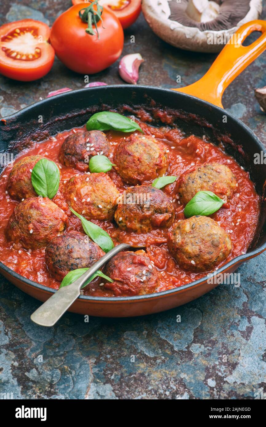 Vegan polpette di carne con salsa di pomodoro in una padella. Impianto basato carne alternativa gratuita Foto Stock