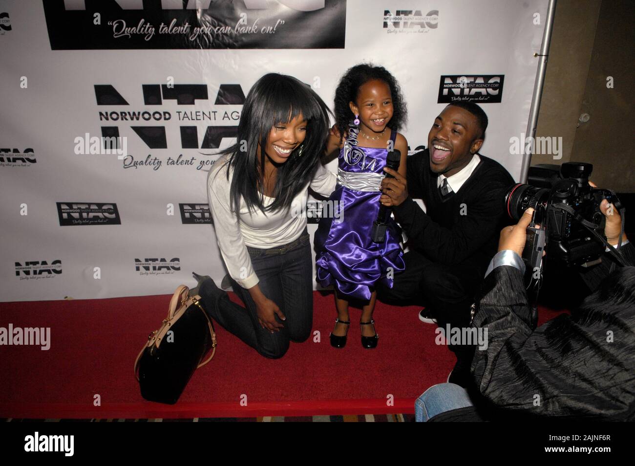 (L-R) Brandy, Armonia amore Bailey e Ray J frequentare il Norwood Talent Agency Corporation (NTAC) Grand Opening all'Hollywood Roosevelt Hotel il 10 maggio 2011 a Los Angeles. Foto Stock