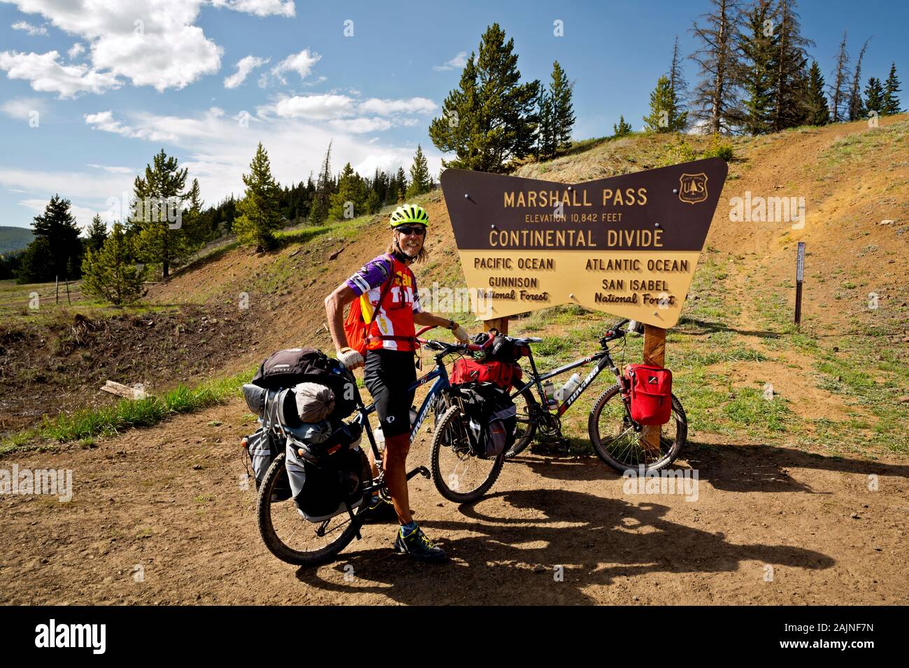 CO00169-00...COLORADO - cicloturisti, seguendo il grande divario percorso per mountain bike, in occasione del vertice di Marshall passano sulla Divisione Continentale. Foto Stock