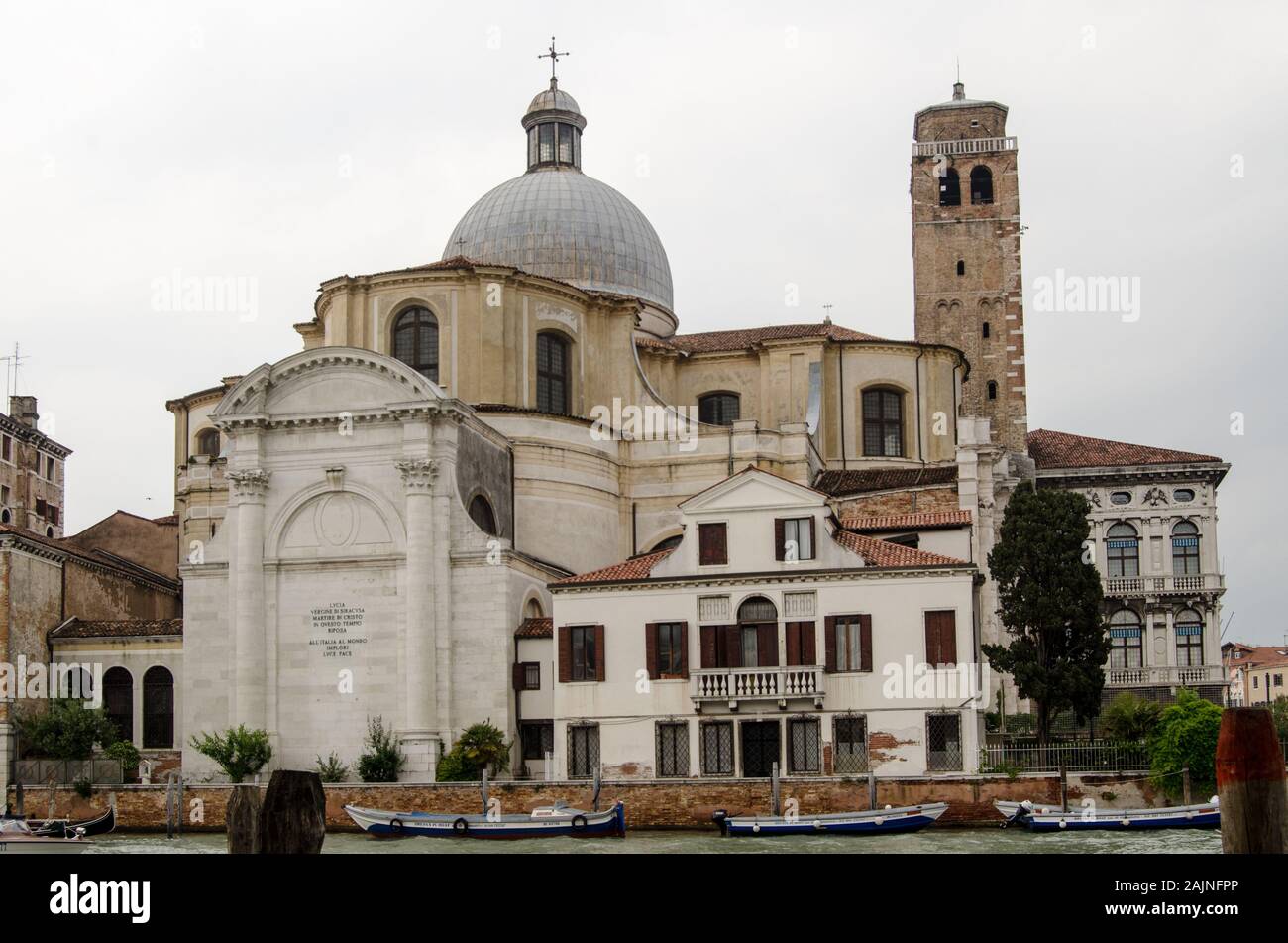 Venezia, Italia - 21 Maggio 2019: vista sul Canal Grande verso la chiesa di San Geremia. I resti di Saint Lucia sono la fama di riposo in questo c Foto Stock
