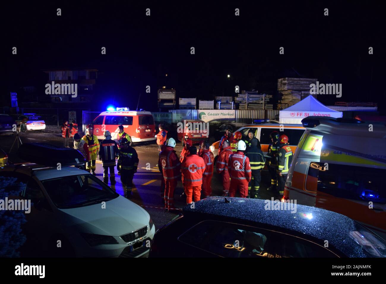 Dispensa - 05 gennaio 2020, l'Italia, a Brunico: il personale di emergenza dal Luttach volontario dei vigili del fuoco e la Croce rossa italiana può essere visto in un incidente sito nelle vicinanze di Brunico nel comune di Valle Aurina in Alto Adige. Qui una vettura ha spinto in un gruppo di tour nella notte di Domenica e mortalmente feriti sei persone. Si presume che le vittime siano dalla Germania, un portavoce della polizia da Bolzano ha detto il tedesco agenzia di stampa di domenica. (A dpa 'unità auto in Alto Adige nei viaggi di gruppo: Probabilmente sei tedeschi morti") Foto: Freiwillige Feuerwehr Luttach/dpa - ATTENZIONE: per solo uso editoriale e solo wi Foto Stock