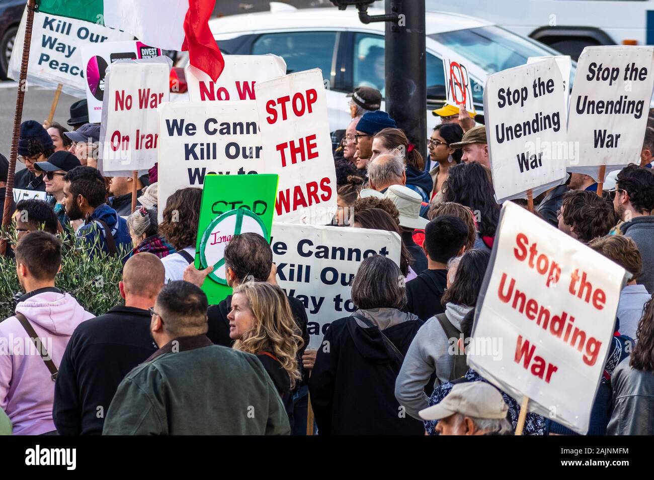 Gennaio 4, 2020 San Jose / CA / STATI UNITI D'AMERICA - Anti-guerra di protesta di fronte al municipio nel centro cittadino di San Jose; Foto Stock