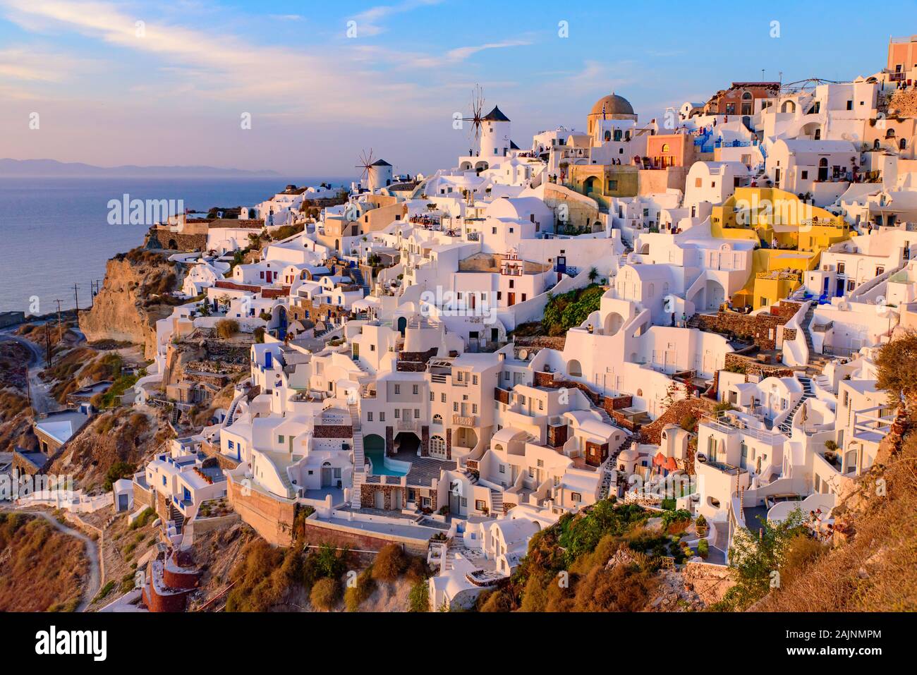 Villaggio di Oia nella luce del tramonto, Santorini, Grecia Foto Stock