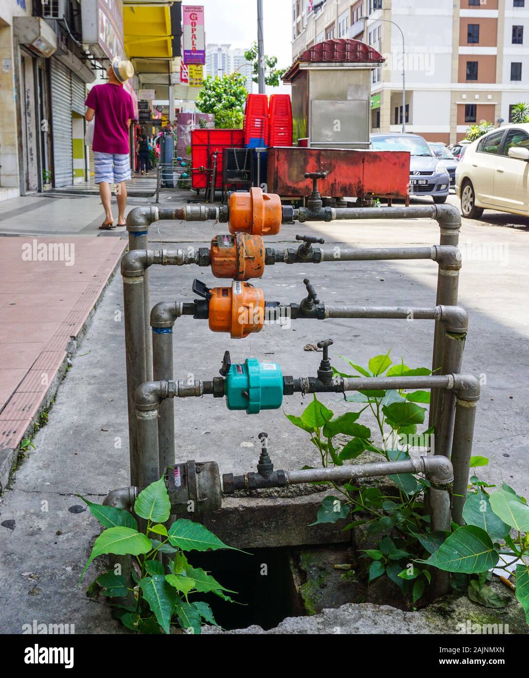 George Town, Malesia - 24 ago 2014. Contatori per acqua installato su vecchie tubazioni con curve di George Town, Malaysia. Foto Stock