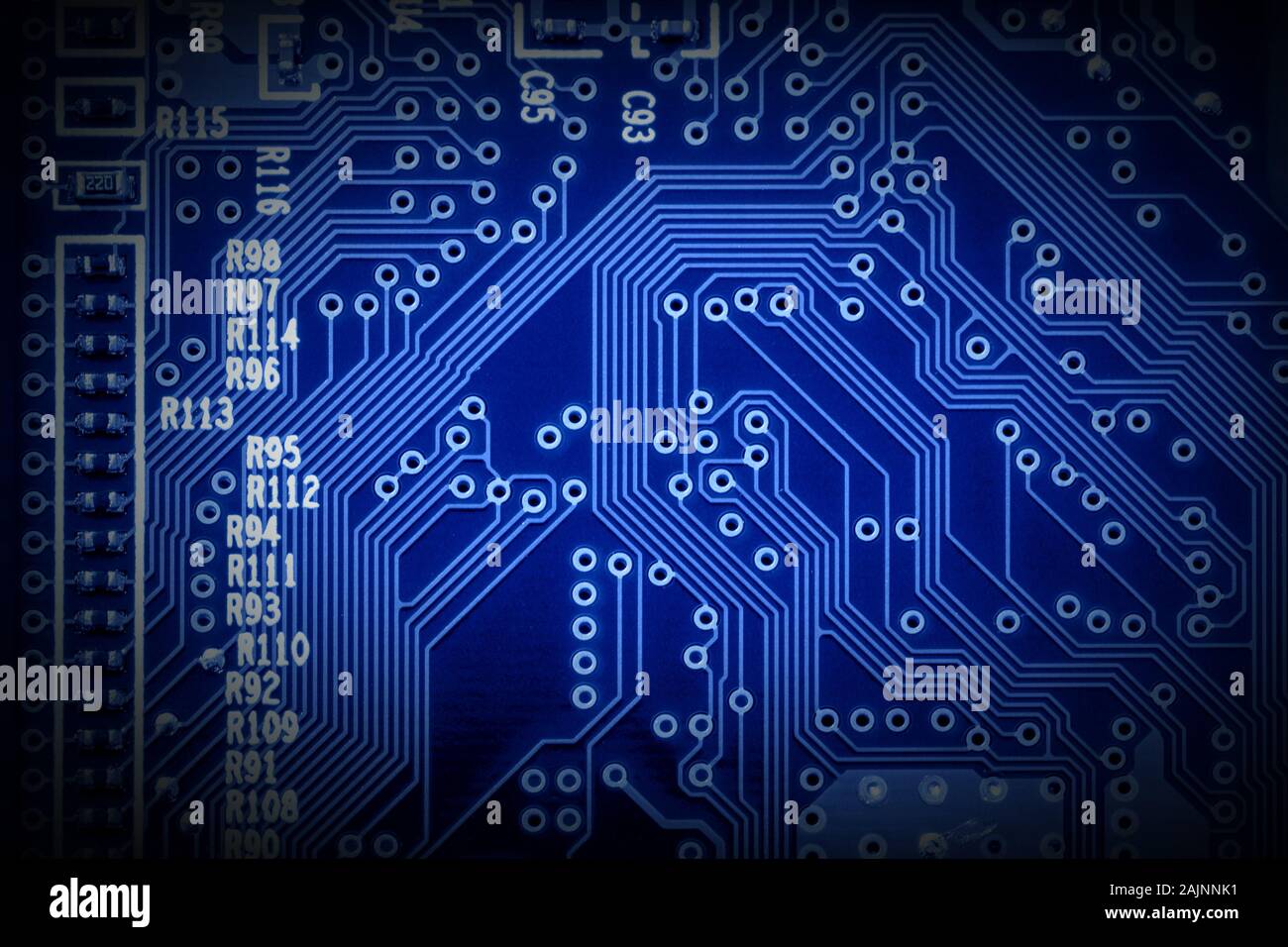 Moderna tecnologia microchip sullo sfondo di una scheda a circuito stampato o circuito stampato Foto Stock