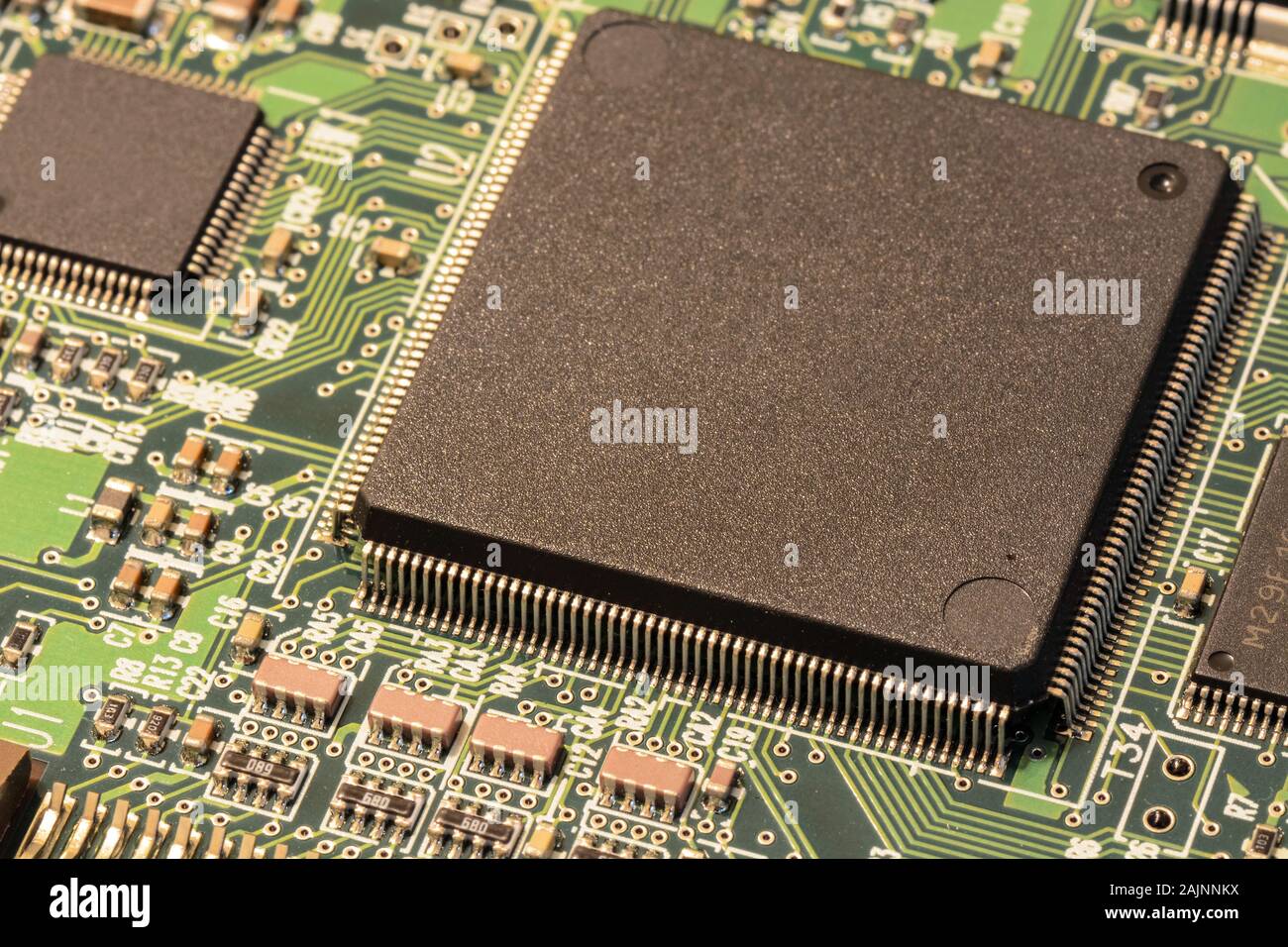 Macro di un piccolo ma potente microchip montato su una scheda a circuito stampato Foto Stock