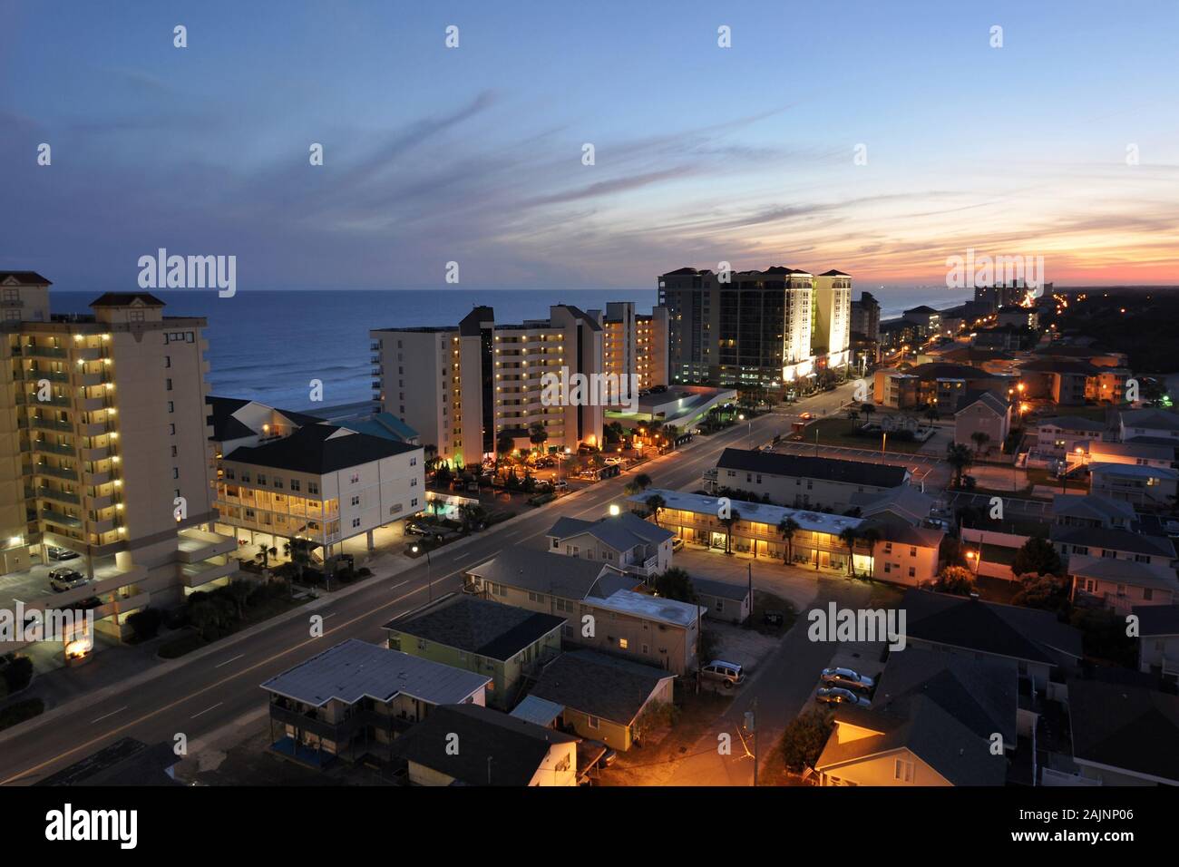 Proprietà fronte spiaggia, edifici e luci della città sulla costa di Myrtle Beach, Carolina del Sud Foto Stock