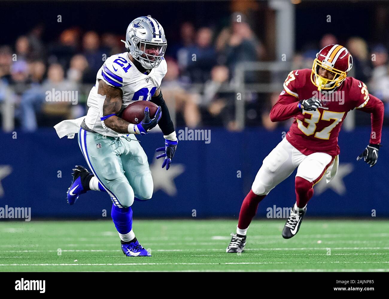 Arlington, Texas, Stati Uniti d'America. 29 Dic, 2019. Dallas Cowboys running back Ezechiele Elliott (21) porta la palla come Washington Redskins cornerback Coty Sensabaugh (37) difende durante un'NFL partita di calcio tra Washington Redskins e Dallas Cowboys di AT&T Stadium di Arlington, Texas. Manny Flores/CSM/Alamy Live News Foto Stock