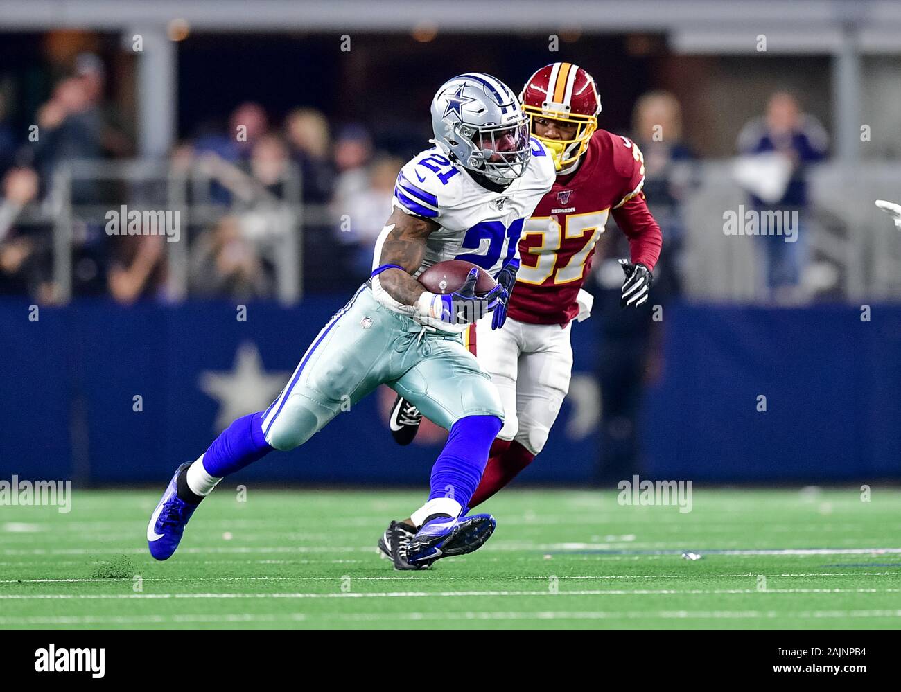 Arlington, Texas, Stati Uniti d'America. 29 Dic, 2019. Dallas Cowboys running back Ezechiele Elliott (21) porta la palla come Washington Redskins cornerback Coty Sensabaugh (37) difende durante un'NFL partita di calcio tra Washington Redskins e Dallas Cowboys di AT&T Stadium di Arlington, Texas. Manny Flores/CSM/Alamy Live News Foto Stock