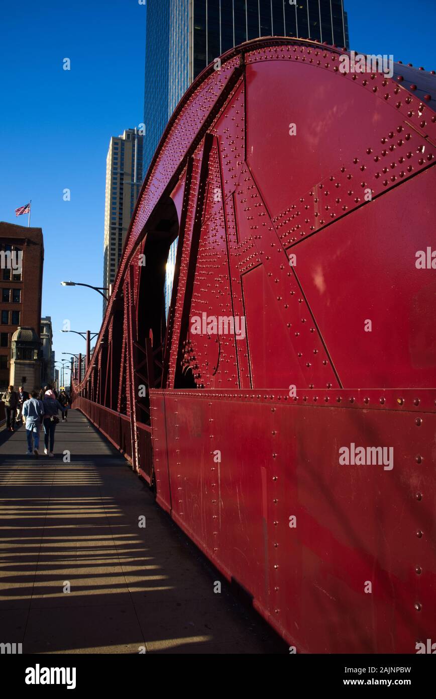 Dipinto di rosso raggio strutturale su Clark Street Bridge, Chicago, Illinois, Stati Uniti d'America Foto Stock