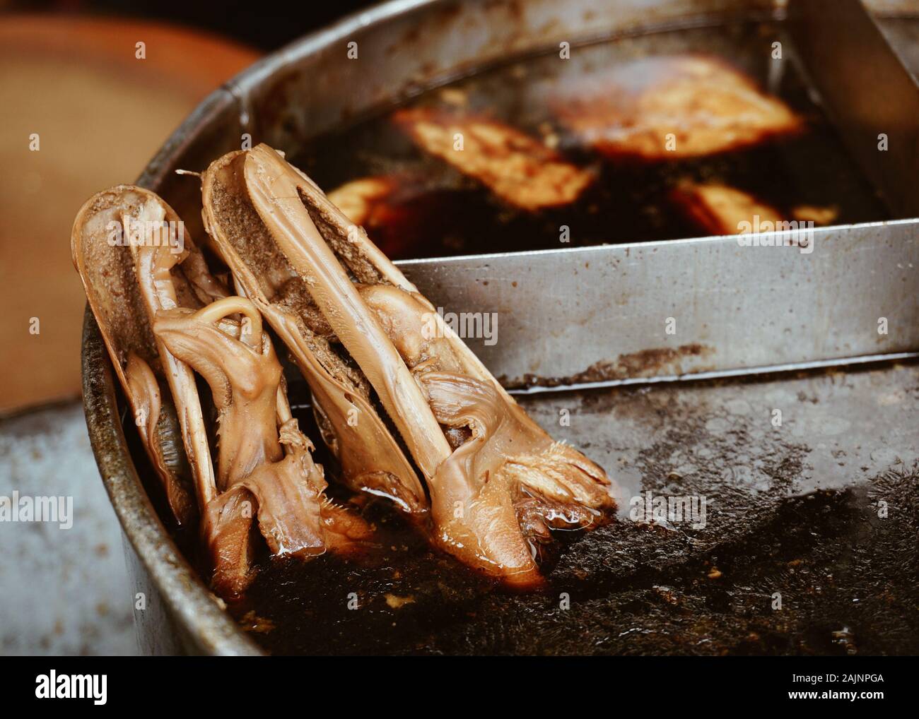 Zuppa di anatra, cucina tradizionale Cinese al mercato di strada in Malacca, Malesia. Foto Stock