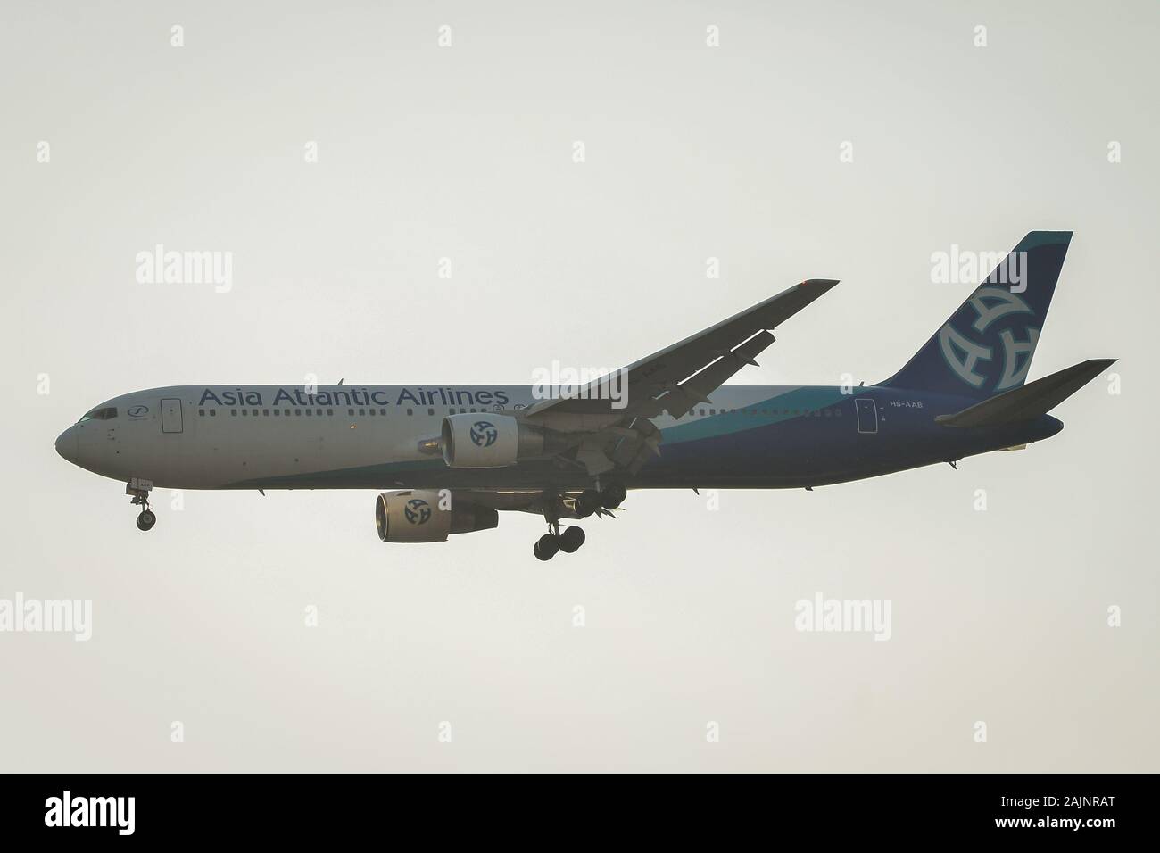 Bangkok, Thailandia - Apr 21, 2018. Asia Atlantic Airlines HS-AAB (Boeing 767-300ER) in atterraggio a Suvarnabhumi Airport (BKK). BKK è uno dei più grandi ai Foto Stock