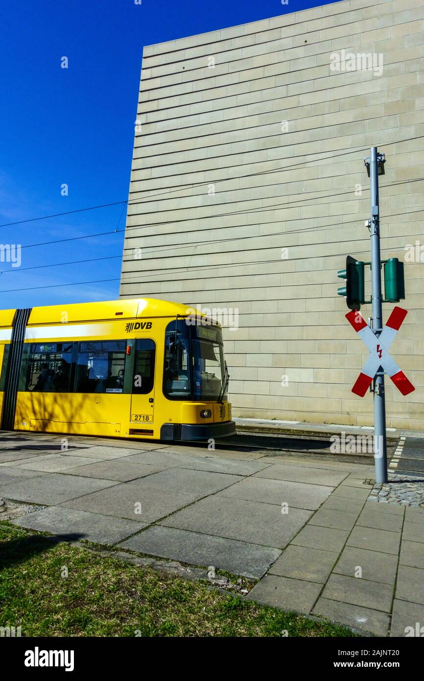 In Germania il tram Dresda presso la Nuova Sinagoga Foto Stock