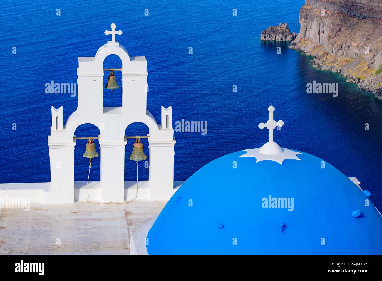 Tre campane di Fira, una chiesa greco-cattolica di Fira, Santorini, Grecia Foto Stock