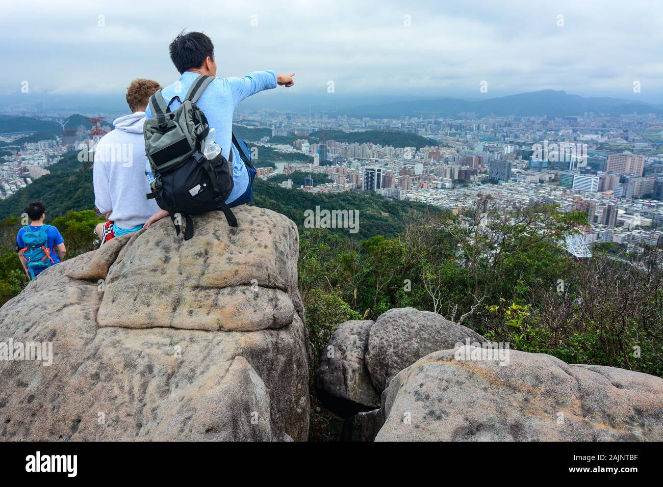 TAIPEI, Taiwan - 8 gennaio 2017 - Il giovane uomo Taiwanese evidenziando importanti monumenti e la storia di Taipei per uno studente straniero studiare all'estero Foto Stock