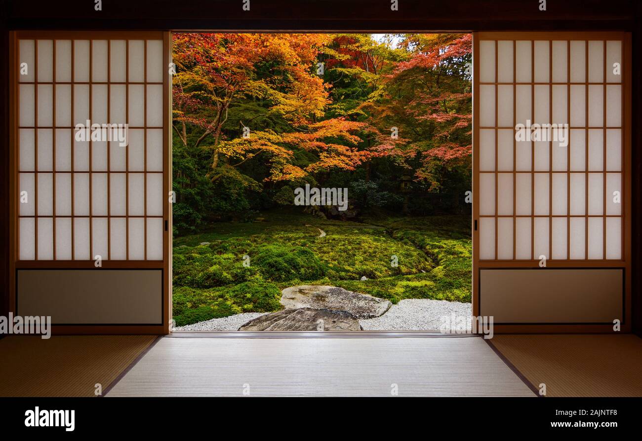 I colori autunnali incorniciato dal giapponese tradizionali porte scorrevoli e tatami Foto Stock