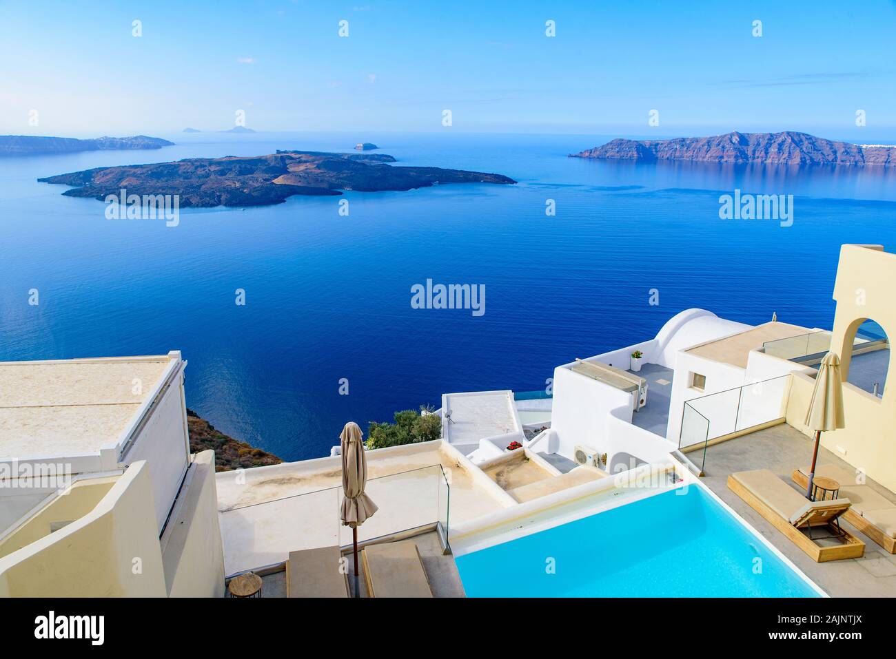 Gli edifici bianchi e alberghi con vista panoramica del Mare Egeo in Fira, Santorini, Grecia Foto Stock