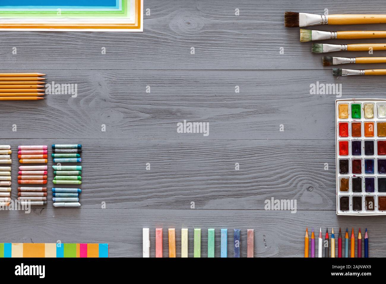 Arte creativa sfondo tabella con fornisce strumenti su grigio scrivania in legno Foto Stock