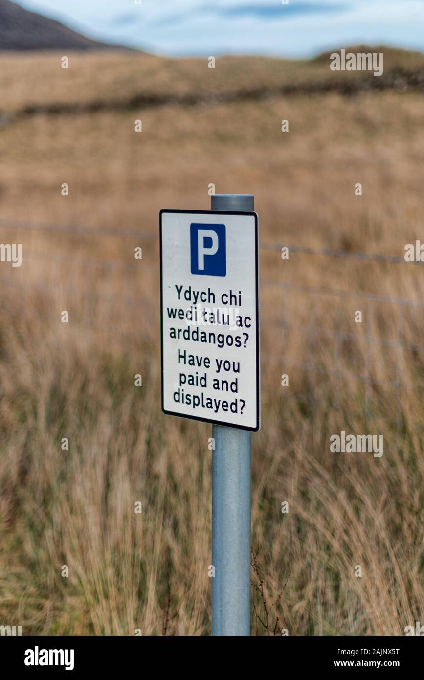 Si tratta di un simbolo di parcheggio sia in inglese sia in lingua gallese. È situato su una delle montagne del Parco Nazionale di Snowdonia Foto Stock