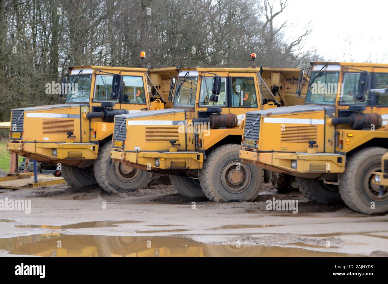 Sonderborg, Danimarca - 26 dicembre 2019: 3 giallo Volvo dumper allineati fianco a fianco su un sito in costruzione Foto Stock