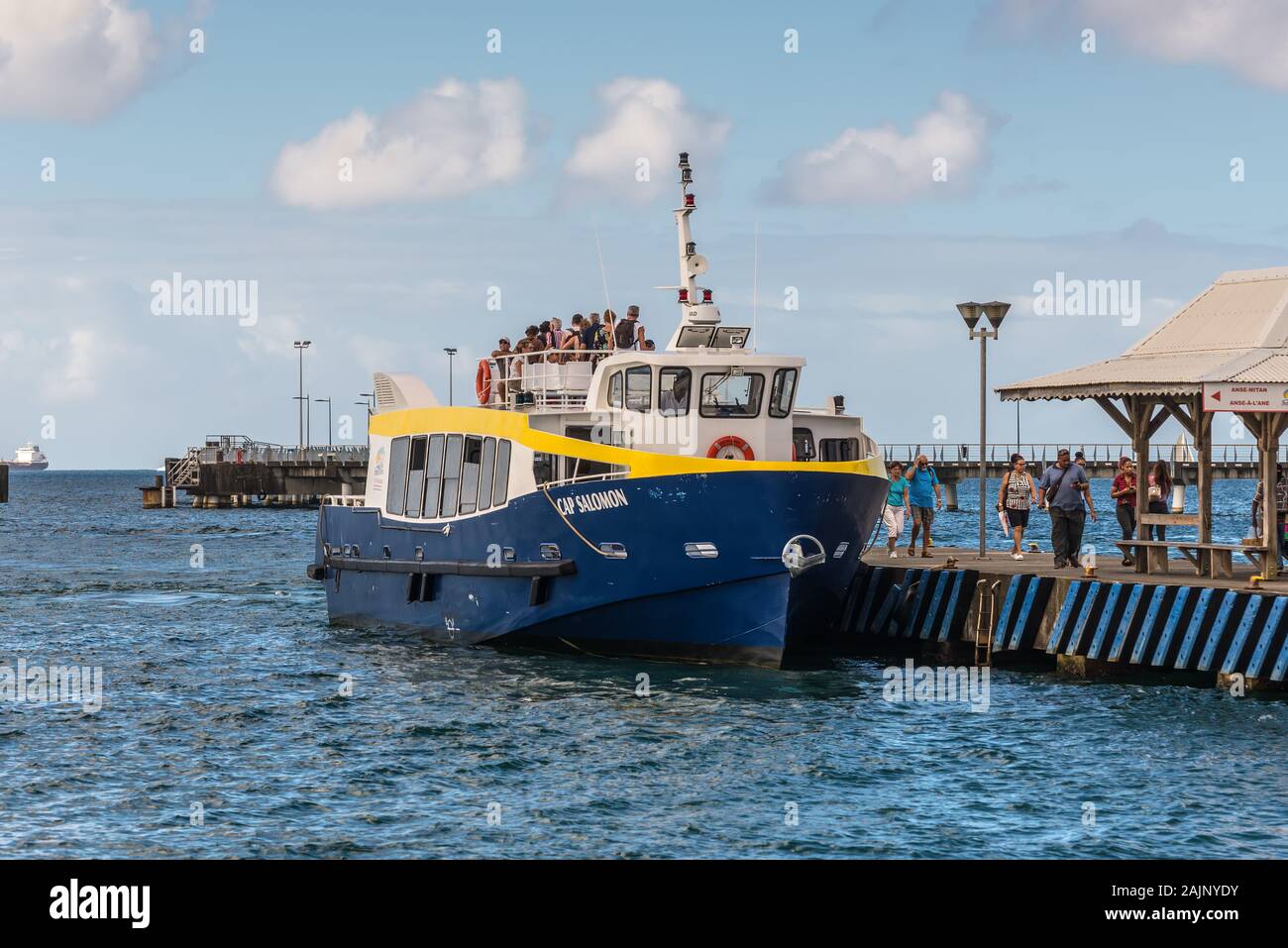 Fort-de-France, Martinica - Dicembre 13, 2018: nave passeggeri Cap Salomon con i turisti al molo del porto di Fort-de-France, Francia's Caribbean Foto Stock