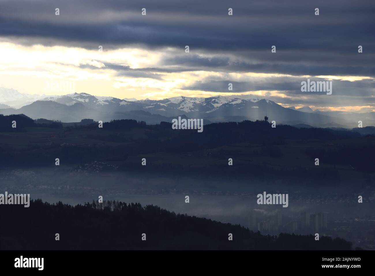 Questa foto è stata token dal Bantiger all'occidente. La città nella nebbia è Berna. La collina con la torre è Gurten. E sullo sfondo la Gantrisch ri Foto Stock