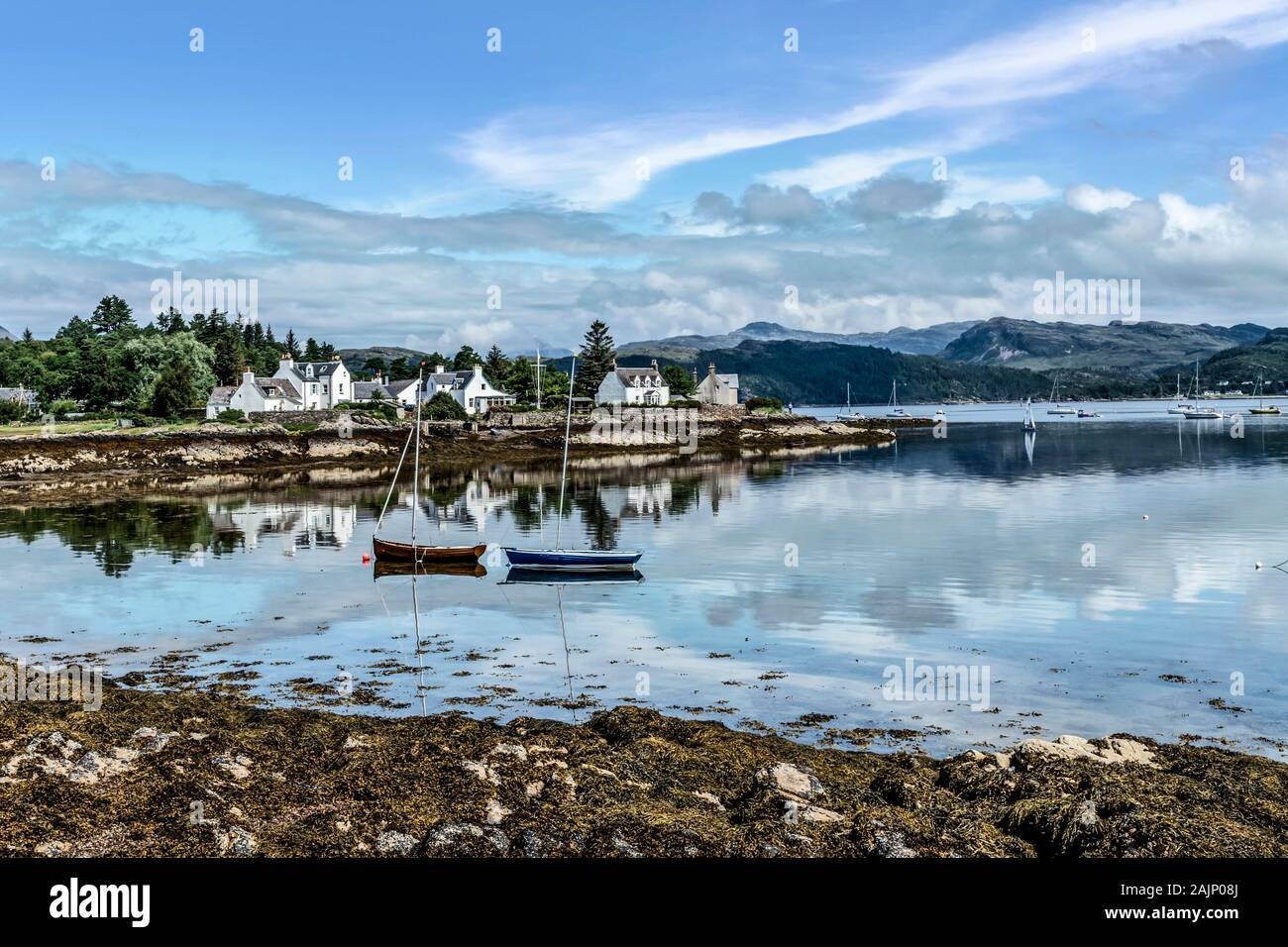 Vista su un lago nel villaggio di Plockton nelle Highlands, Scozia Foto Stock