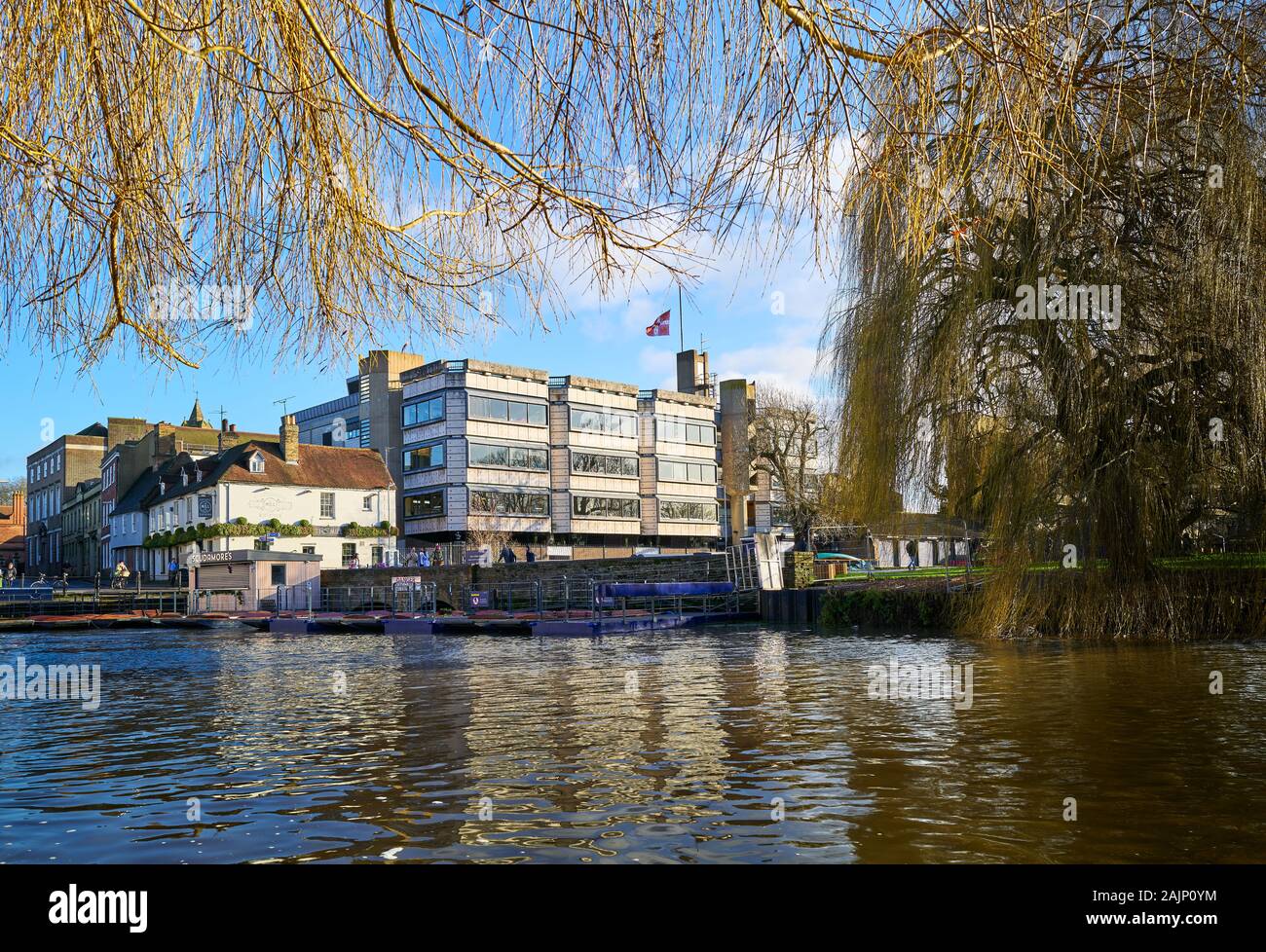 L'Hilton Double Tree hotel, il Mulino pub e Scudamores shop dal fiume Cam, Cambridge, Inghilterra. Foto Stock