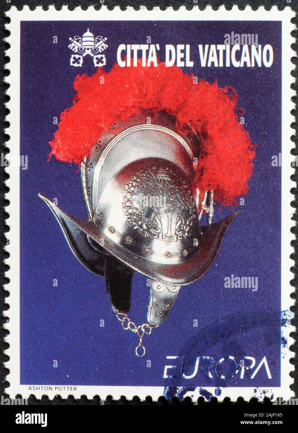 Casco della Guardia Svizzera Pontificia sul francobollo vaticano Foto Stock