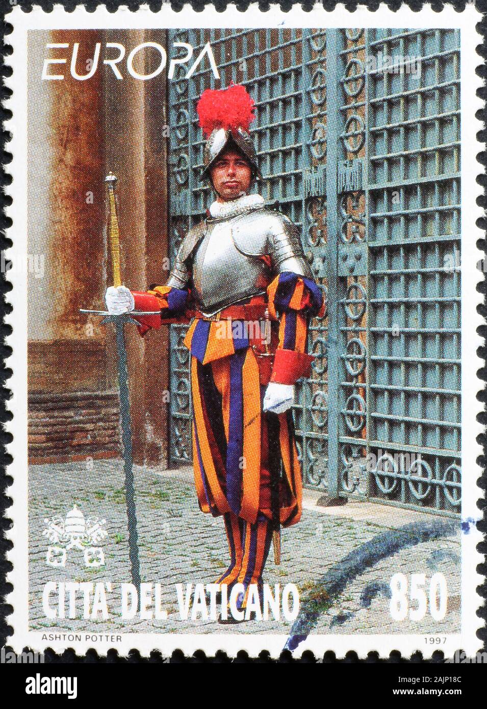 Guardia Svizzera Pontificia con vecchia uniforme sul francobollo Foto Stock