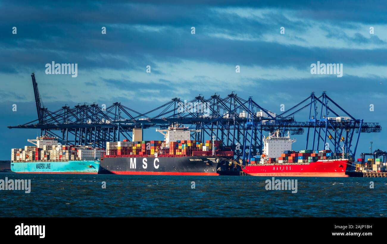 Le navi portacontainer Felixstowe Docks - navi container il carico e lo scarico di container al porto di Felixstowe, Regno Unito il più grande porto di contenitore Foto Stock