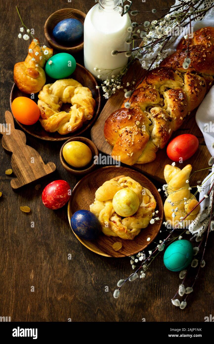 Tabella di pasqua. Pasqua dolci e uova colorate su un bancone di legno. Copia dello spazio. Foto Stock