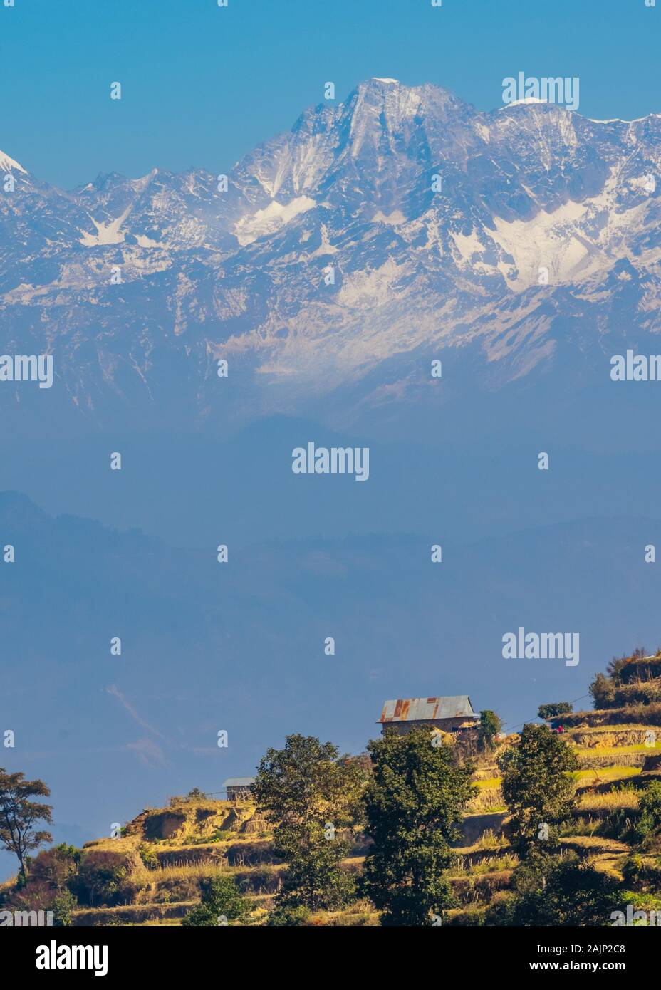 La gamma della montagna vista terrazza dietro le aziende agricole in Nagarkot, Nepal Foto Stock