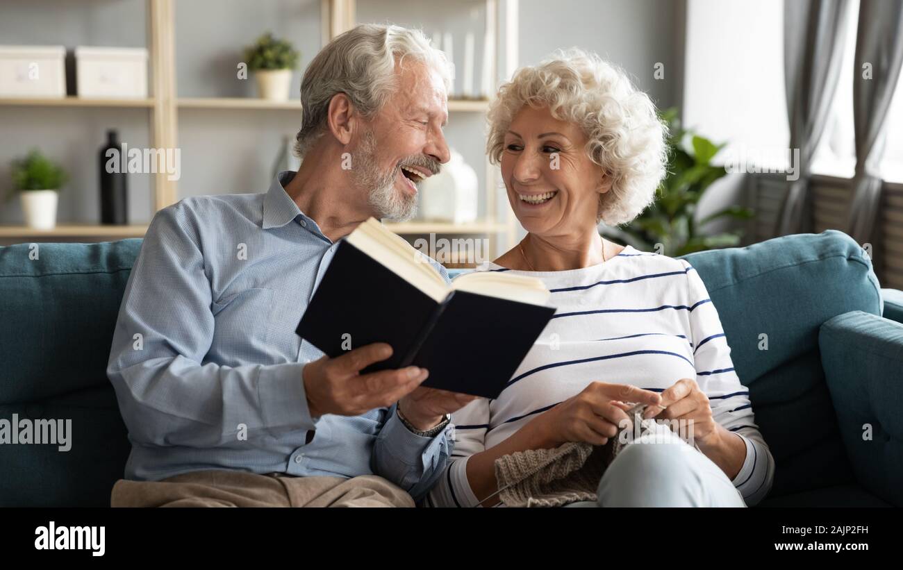 70s i coniugi si sente felice trascorrere del tempo insieme facendo hobby preferito Foto Stock