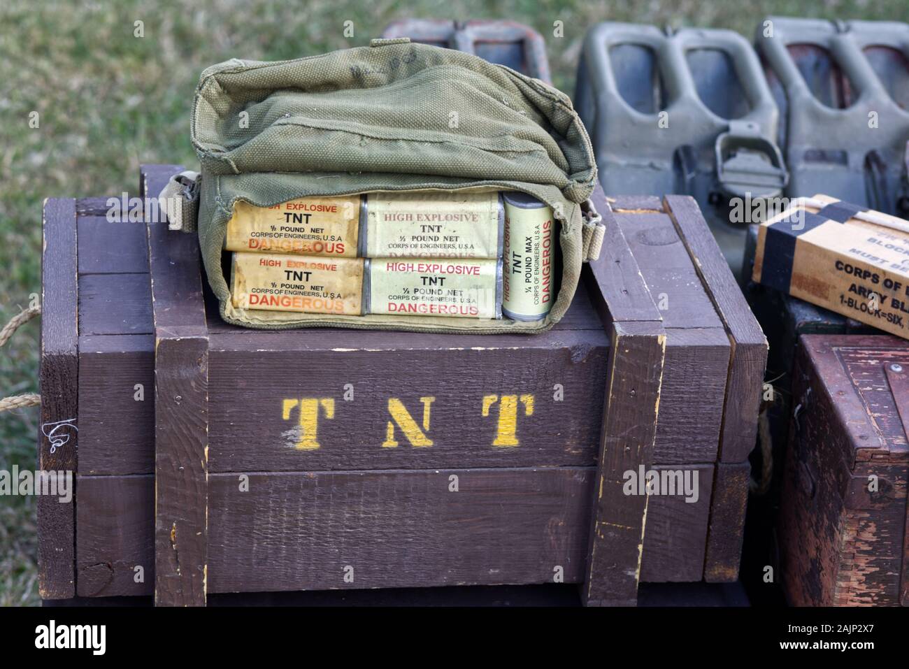 TNT ad alto esplosivo, mezza libbra, pericolose Foto stock - Alamy