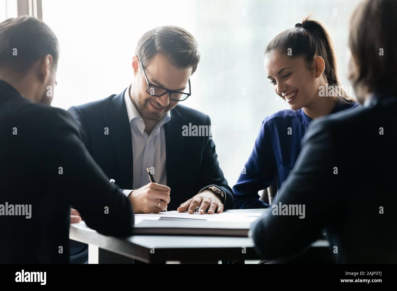 Entusiasti imprenditori accordo fanno firmare affare alla riunione Foto Stock
