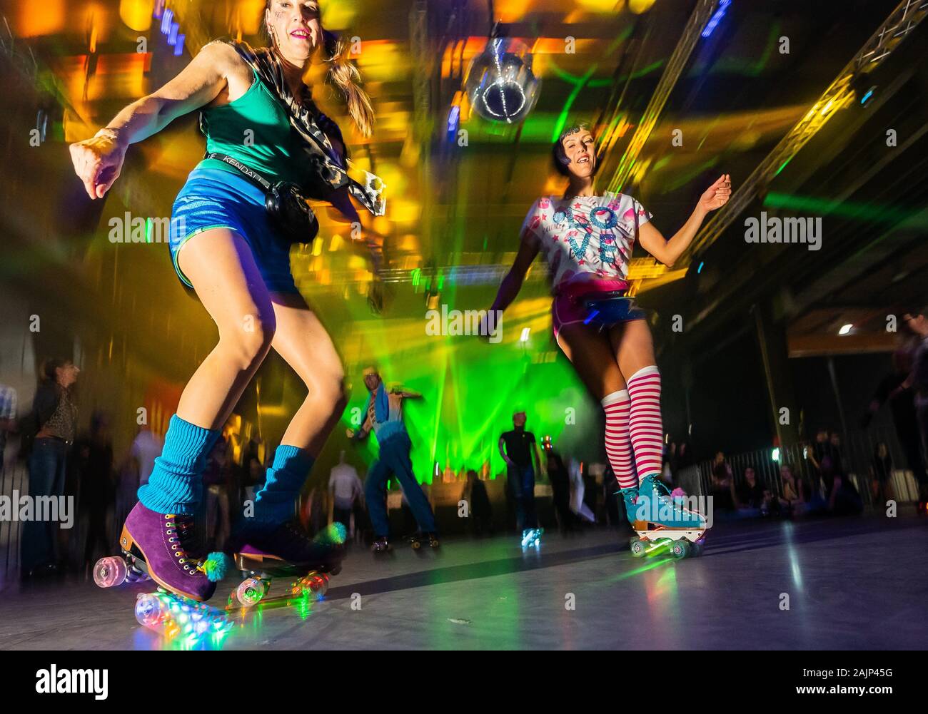 Mainz, Germania. 05 gen, 2020. Due donne ballano con pattini a rotelle sui  loro piedi alla musica da discoteca. Un rullo discoteca (04.-05.01.2020)  per inline skater e il rullo-skaters si terrà su