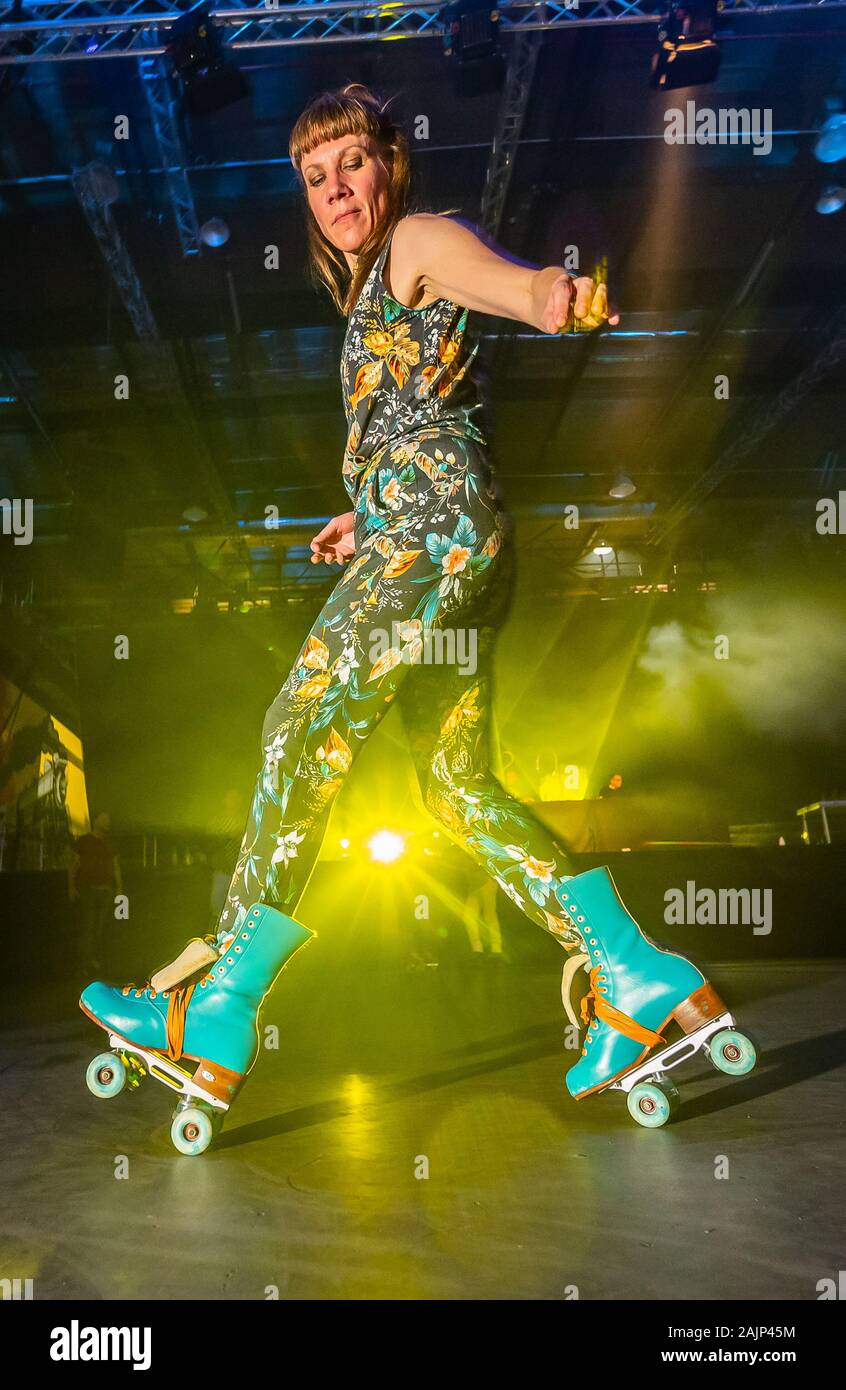 Mainz, Germania. 05 gen, 2020. Una donna danze con pattini a rotelle sui  suoi piedi per musica da discoteca. Un rullo discoteca (04.-05.01.2020) per  inline skater e il rullo-skaters si terrà su