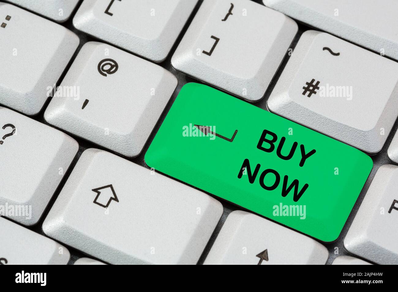 Una tastiera con Buy Now scritta in nero su un tasto verde Invio. Internet online shopping e concetto di investimenti. Inghilterra, Regno Unito, Gran Bretagna Foto Stock