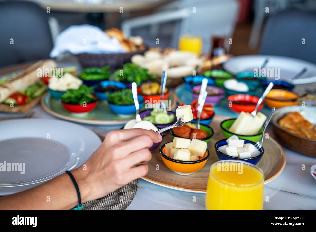 Spremuta di arancia fresca e una bella colazione piastra. Foto Stock