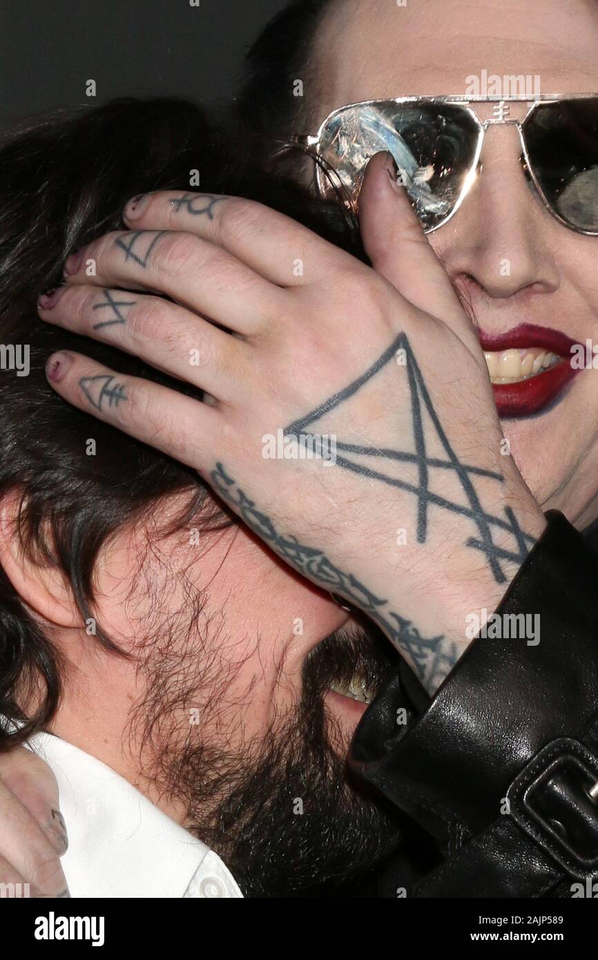 Il 4 gennaio 2020, Los Angeles, CA, Stati Uniti d'America: LOS ANGELES - JAN 4: Marilyn Manson, tattoo dettaglio presso l'arte di Elysium Gala - arrivi a Hollywood Palladium su Gennaio 4, 2020 a Los Angeles, CA (credito Immagine: © Kay Blake/ZUMA filo) Foto Stock