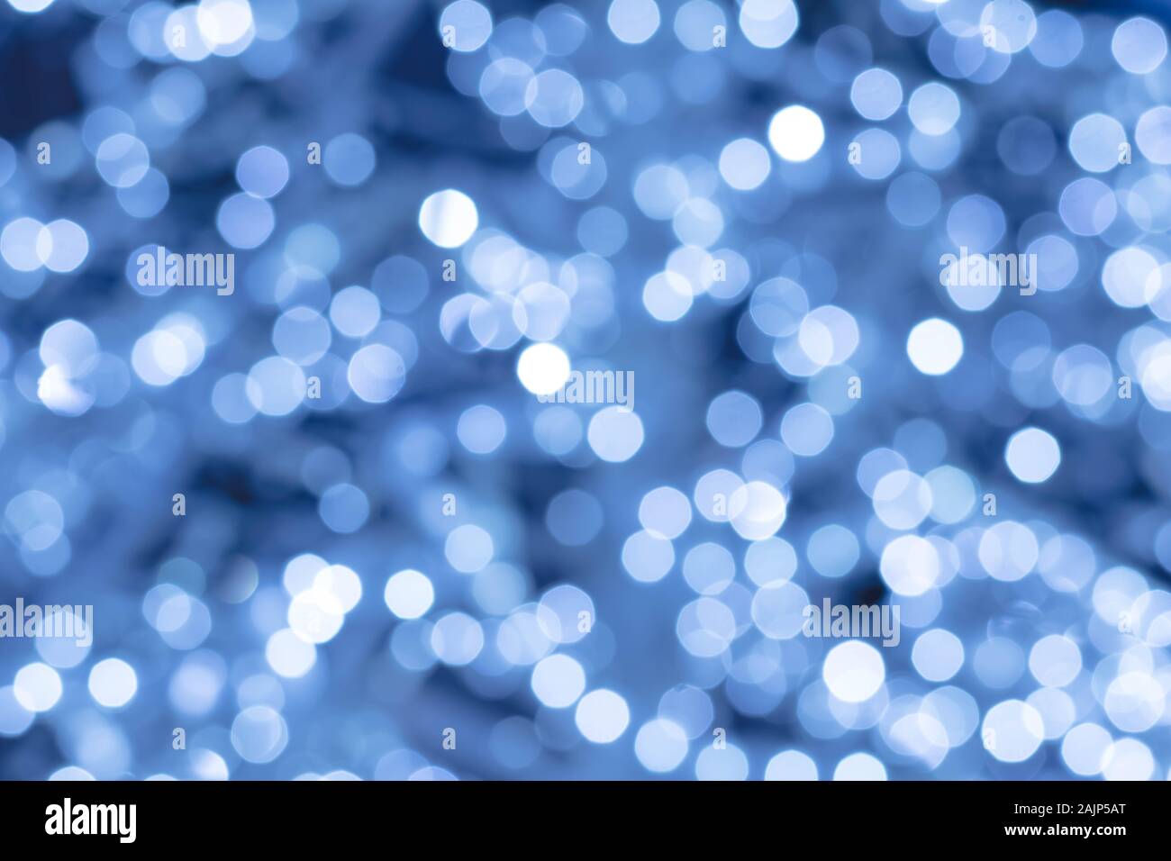 Abstract sfondo blu con le luci della notte, bokeh di fondo. Uno sfondo sfocato, defocalizzata shiny cerchi, texture. Celebrazione illuminata sullo sfondo. Effec incandescente Foto Stock