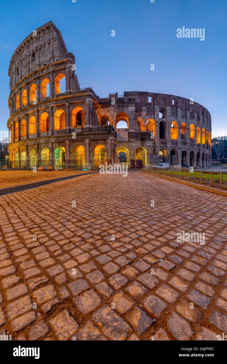 Il famoso Colosseo a Roma all'alba Foto Stock