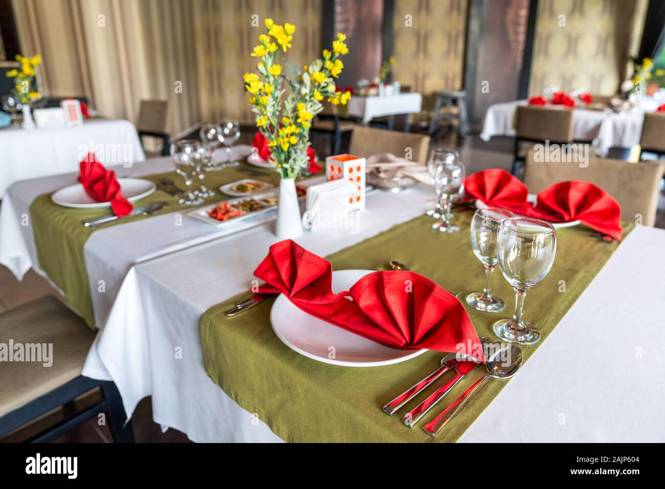 Preparazione delle impostazioni di tabella in un lussuoso ristorante con un menù à la carte. Foto Stock